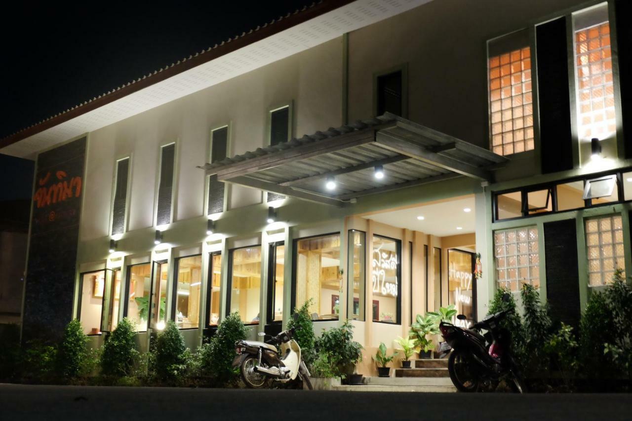 Juntima Place At Amphawa Luaran gambar